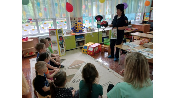ИНСПЕКТОР ГИБДД В ГОСТЯХ У ДОШКОЛЯТ ИНСПЕКТОР ГИБДД В ГОСТЯХ У ДОШКОЛЯТ.