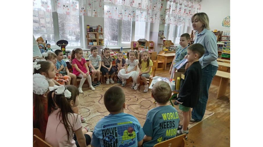 Продолжаем знакомить с профессиями родителей Продолжаем знакомить с профессиями родителей.